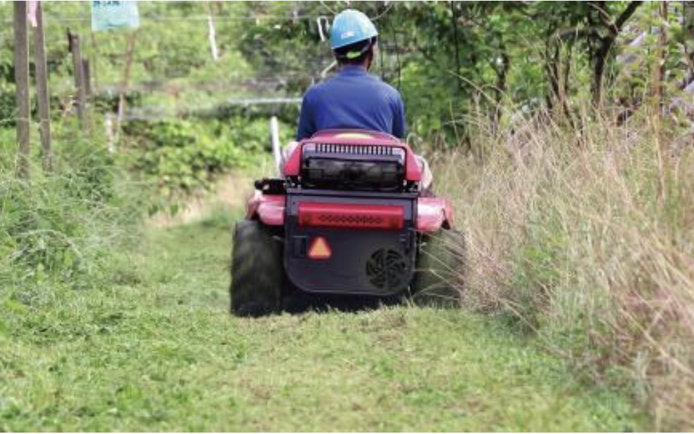 乗用草刈機による作業風景